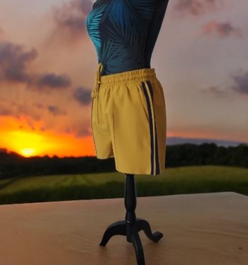 Short habillé moutarde bande marine S