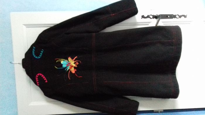 Manteau noir avec broderies florales devant et dans le dos. "By Design" - photo numéro 2