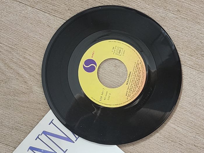 45T – Madonna – Who’s That Girl (1987, Sire/WEA – 928 341-7) - photo numéro 4