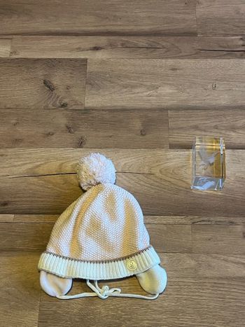 Je vend un bonnet bébé fille 44 cm très bon état