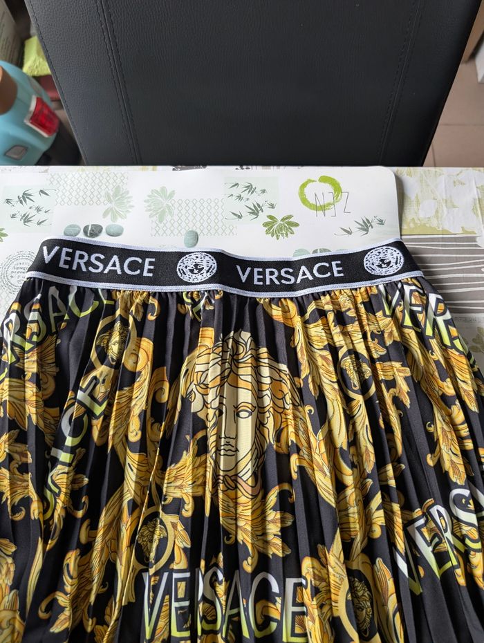 Jupe Versace taille L négociable de 10% - photo numéro 2