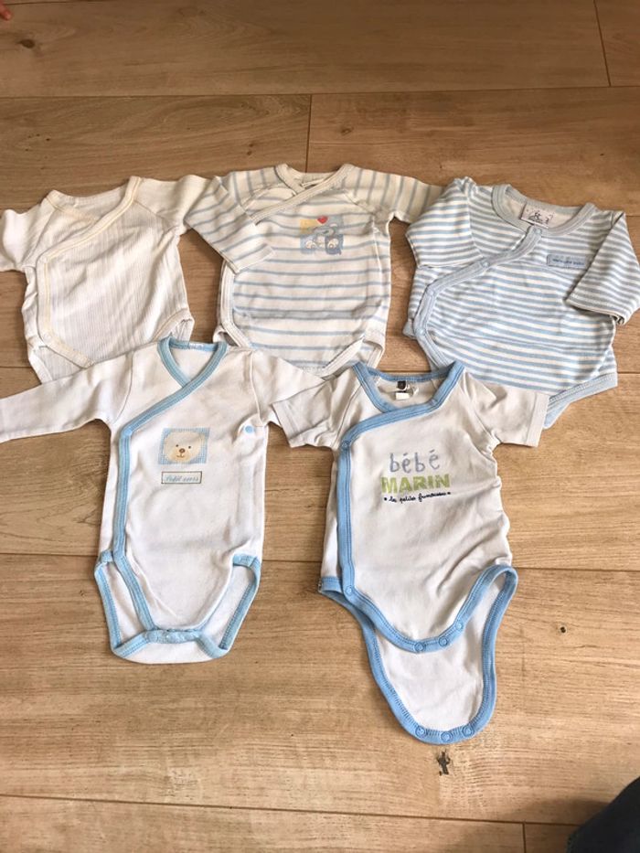 Lot bodies et 1 pyjama