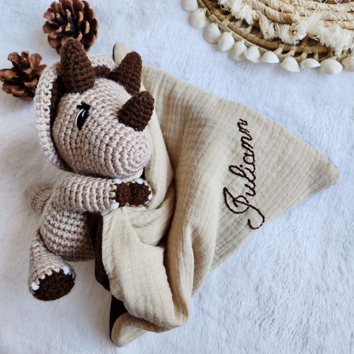 Doudou câlin lange Hector le Dinosaure Triceratops en crochet fait main cadeau de naissance anniversaire personnalisable