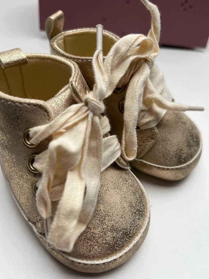 Chaussures dorées à lacets bébé fille - photo numéro 2