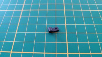 Gâche du verrou 86C N°86 pièce détachée Renault R8 Gordini 1/8 1/8ème Eaglemoss collections #A67