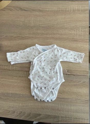 3 bodies de 1 mois 2 bodies 53 cm et 1 bodie 56 cm 