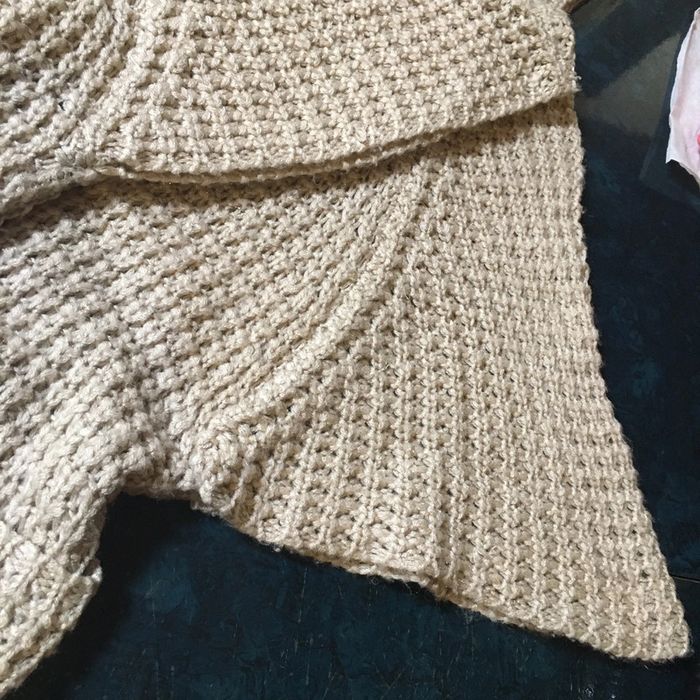 Pull chaud style poncho légèrement paillettes or - photo numéro 8