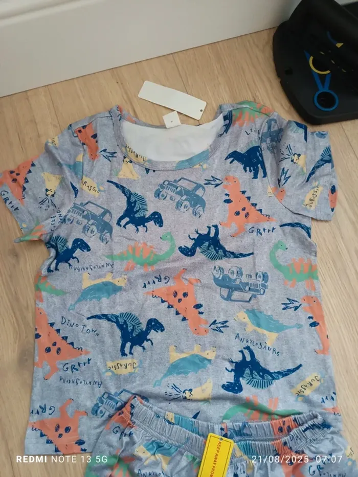 Magnifique pyjama dinosaure gris taille 8 ans neuf - photo numéro 3