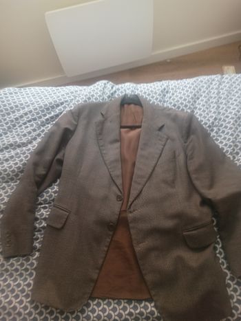 Je vends ma veste de costume je la mets plus