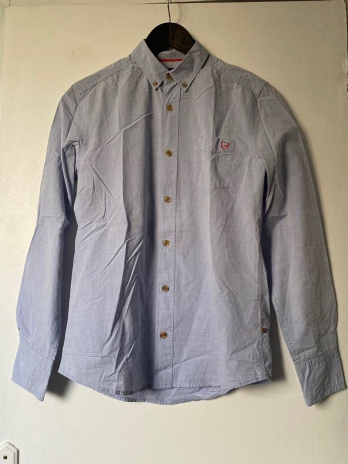 Chemise à fines rayures