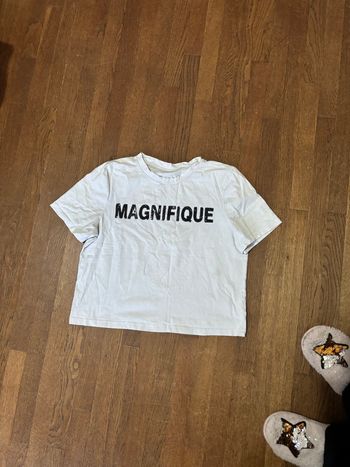 T-shirt blanc avec écriture pailletée 
