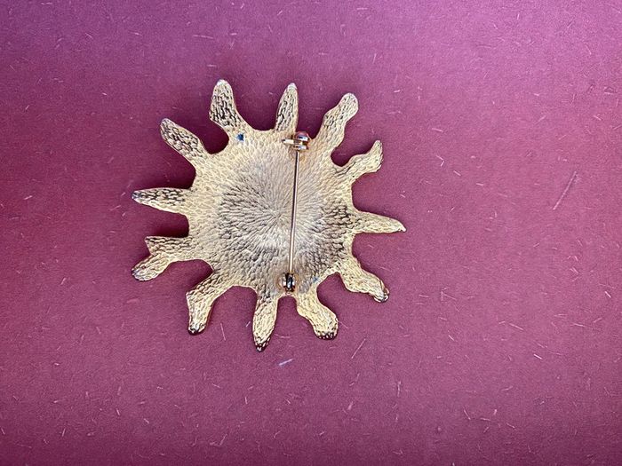 Broche vintage soleil avec visage en métal doré - photo numéro 2