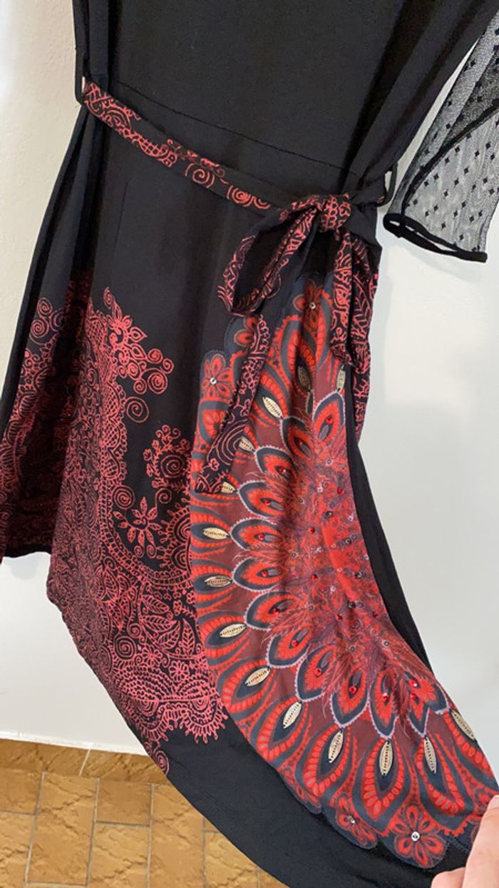 Robe noire avec jolis motifs - photo numéro 3
