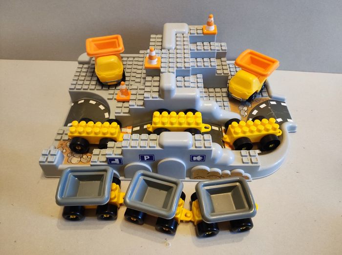 Chantier avec grue, camion et briques - photo numéro 6