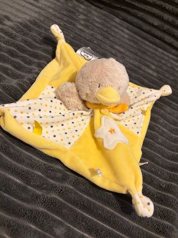 Doudou plat mouchoir canard jaune Mots d’enfants.