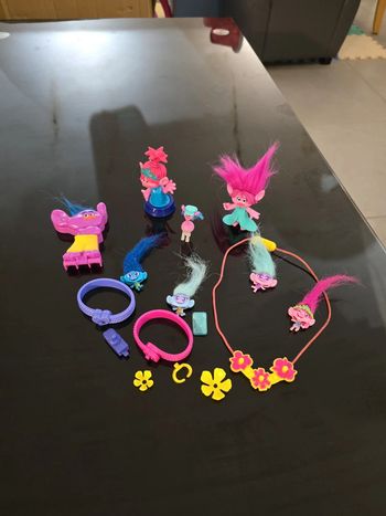 Lot trolls de figurines, jouets et kit bracelet collier