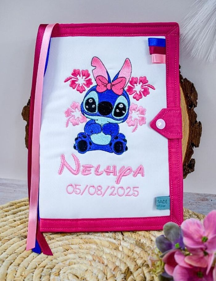 Protège carnet de santé personnalisé STITCH - CHOIX DE COULEURS ET PRÉNOM PAR MESSAGE