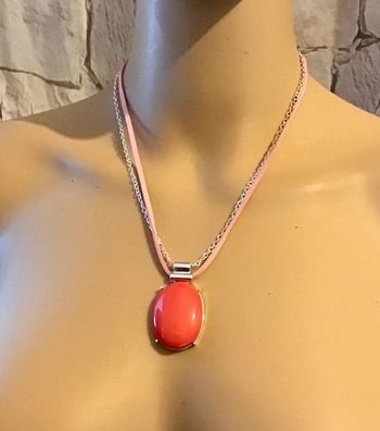 Collier pendentif argentée  et rose pendentif de 4 cm de long