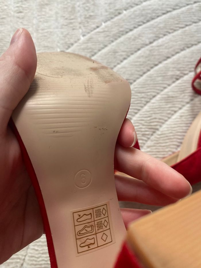 Paire de talons rouges - photo numéro 5