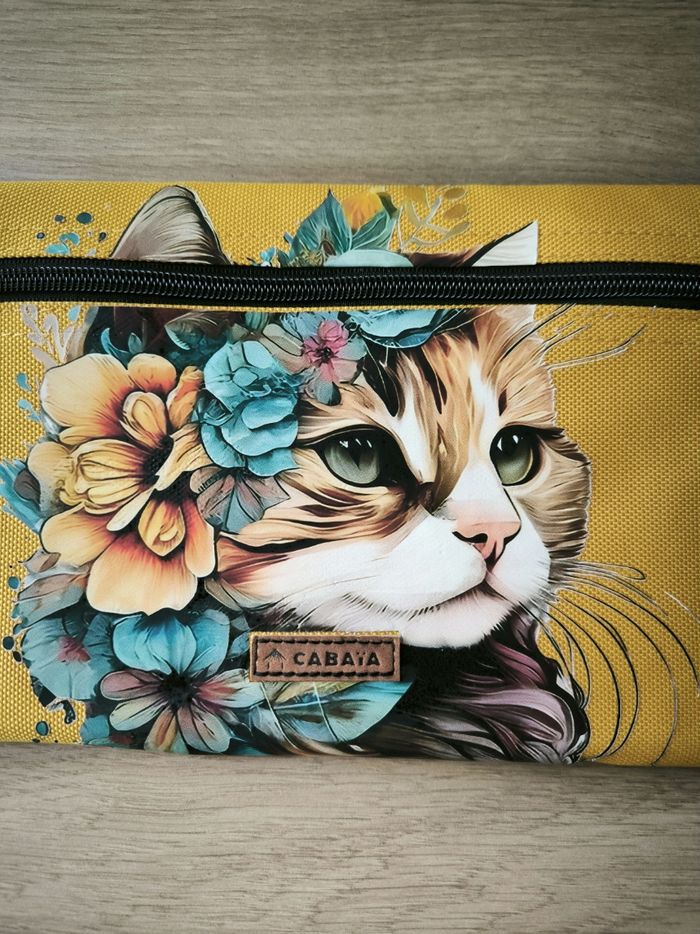 Magnifique pochette avant Cabaia 😍
Customisée thermocollant motif chats et fleurs - photo numéro 2