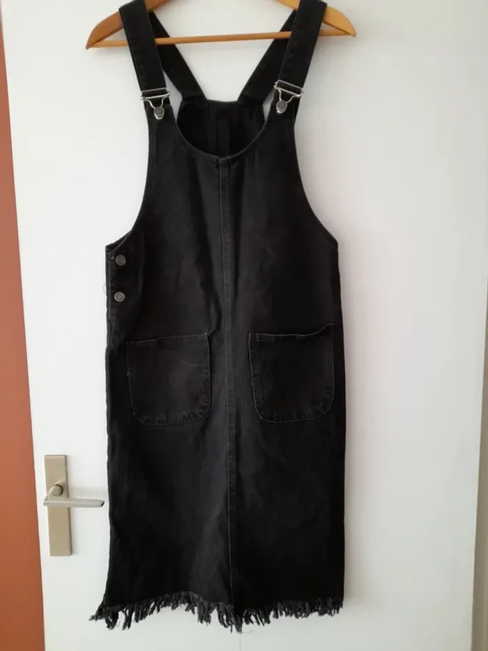 Robe en jean noir avec bretelles.