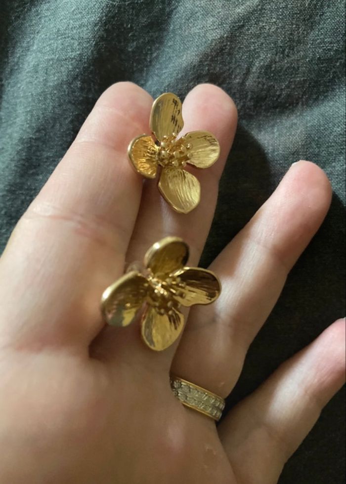 Boucles d’oreilles NEUVES pour femme forme de fleurs 🌼 couleur doré - photo numéro 3
