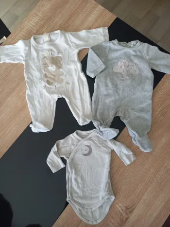 pyjamas et body bébé 1 mois