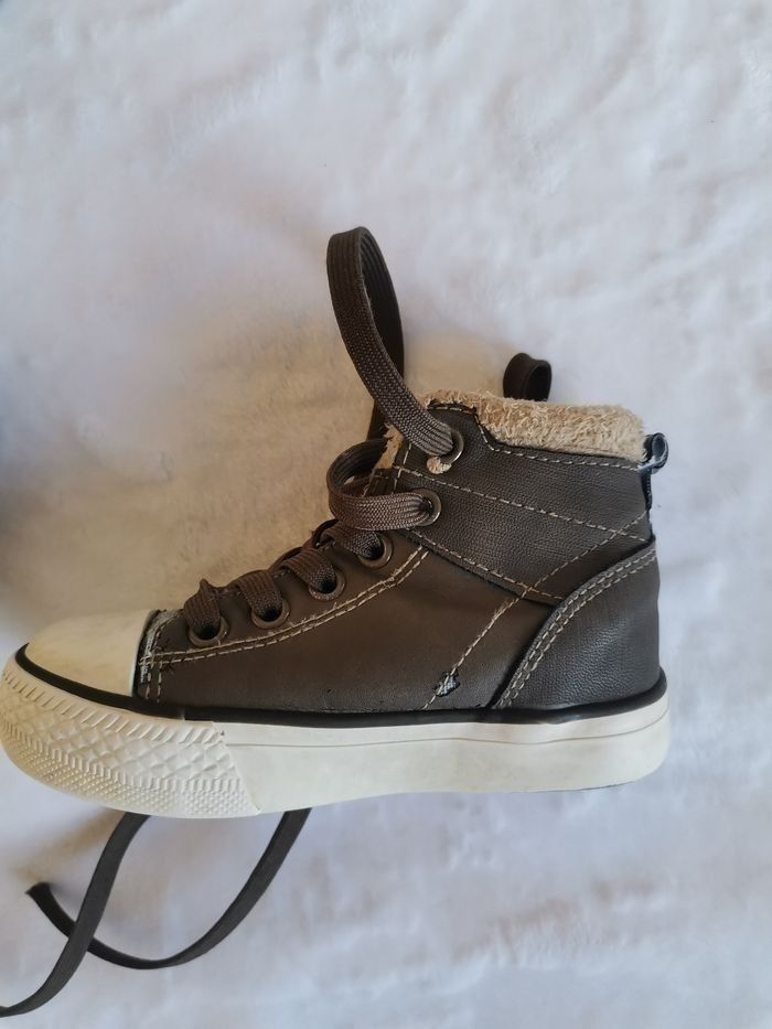 Baskets montantes à lacets taille 23 - photo numéro 2