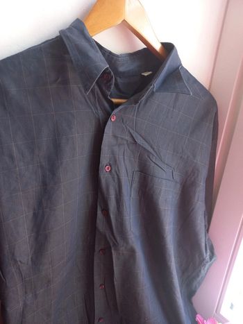 Très belle chemise fine marine reflets légers pétrole a fines rayures L