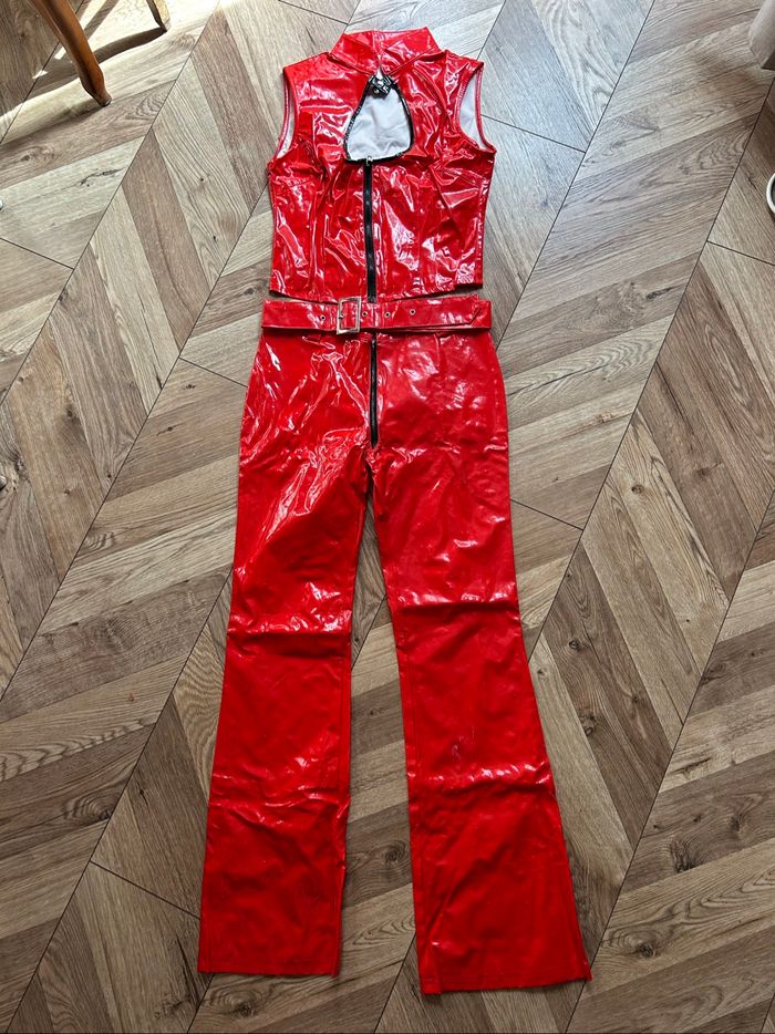 Tenue vinyle rouge : Haut court, pantalon patte d'éléphant et ceinture | Déguisement Carnaval ou Halloween 🎃 - photo numéro 2