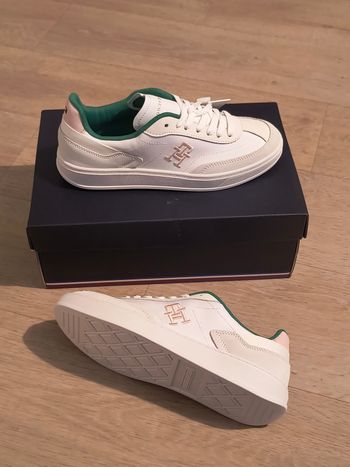 Baskets chaussures Tommy Hilfiger taille 36 neuves 