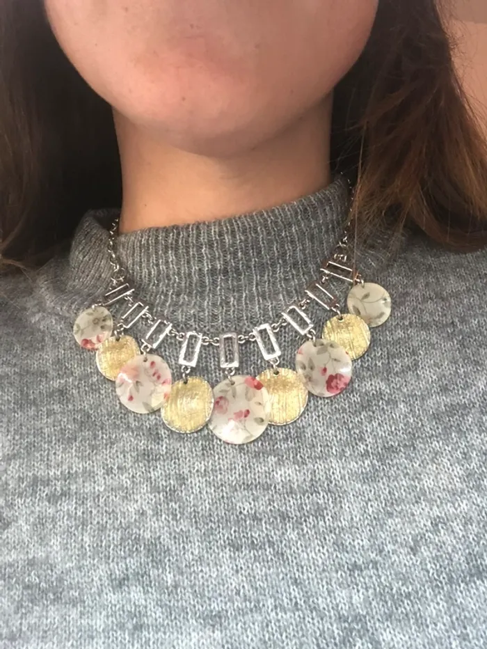 Collier argenté original avec pampilles fleuries - photo numéro 4