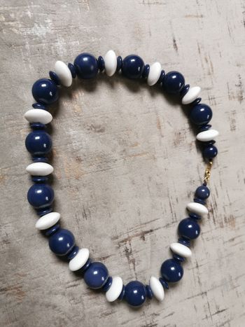 Collier de perles bleu et blanc vintage des années 1980