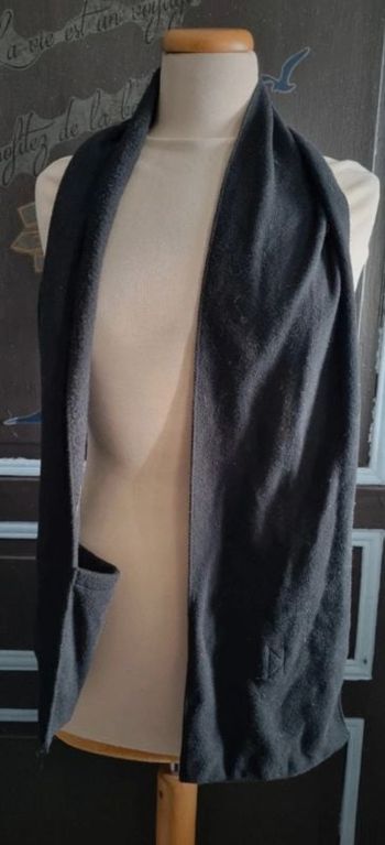 Écharpe noir avec poches