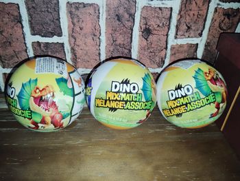 Lot de 3 boules dinosaures à construire zuru