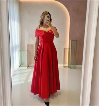 Robe de soirée satin rouge épaules dénudées – Élégante et fluide maxi midi abiye elbise nişan kına