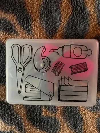 Boîte gomme  ciseau ect tout  pratique