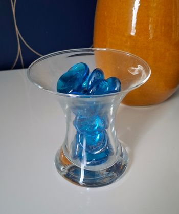 vase et galets bleus 
