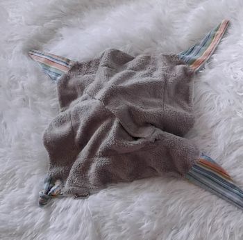 Doudou plat triangle  souris grise et rose - Anione