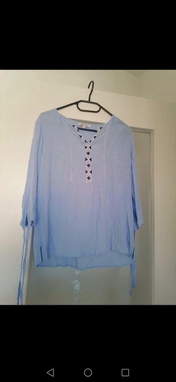 Blouse bleu ciel avec des petites perles
