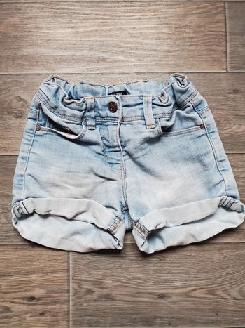 Short taille 6 ans bon état mais taché Kiabi