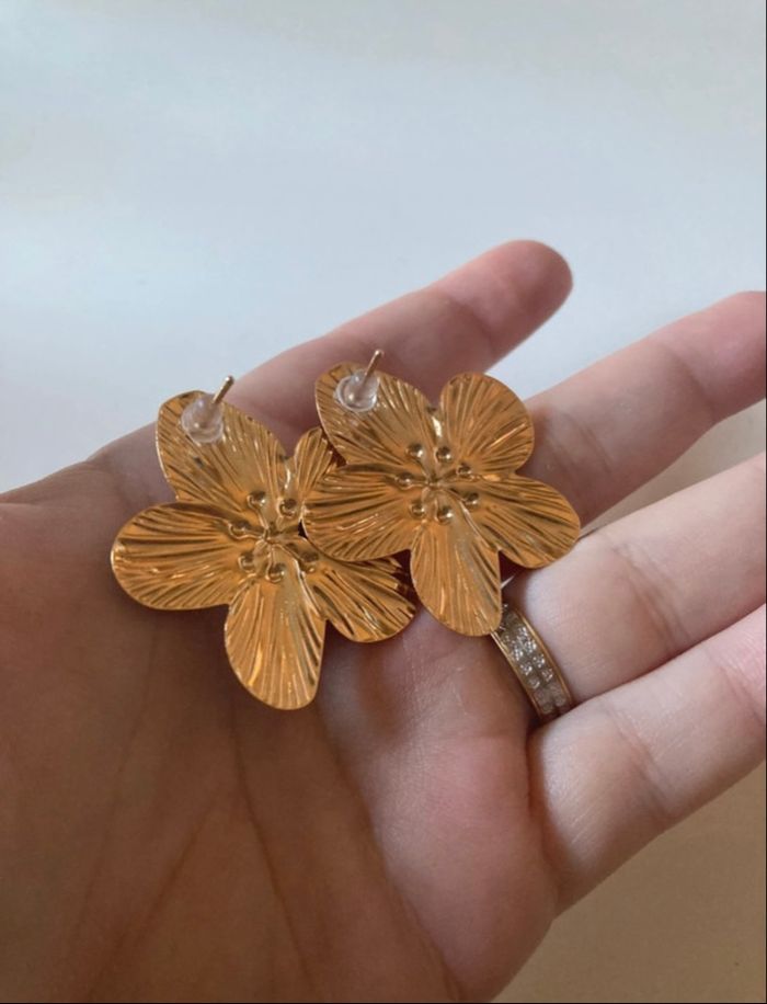 Boucles d’oreilles NEUVES pour femme forme de fleurs couleur doré - photo numéro 6