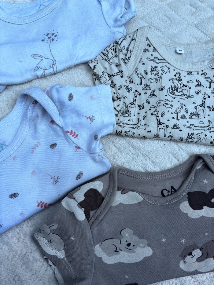 Lot bodies bébé - photo numéro 2