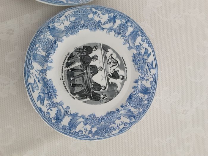 Lot de 2 assiettes vintage en porcelaine opaque marque gien motif proverbes militaire - photo numéro 3