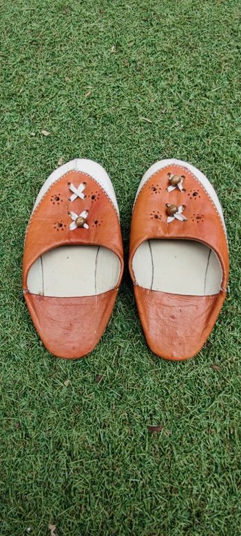 Soldes ! Babouches artisanales en cuir T.25