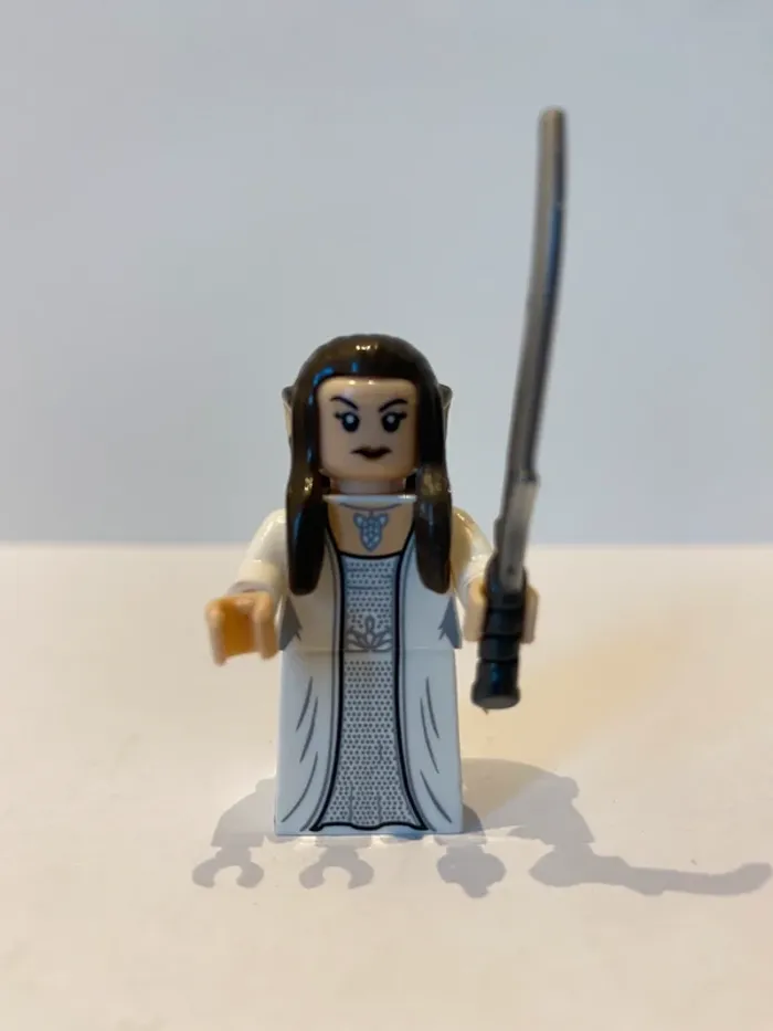 Figurine type Lego Arwen la princesse elfe. le seigneur des anneaux