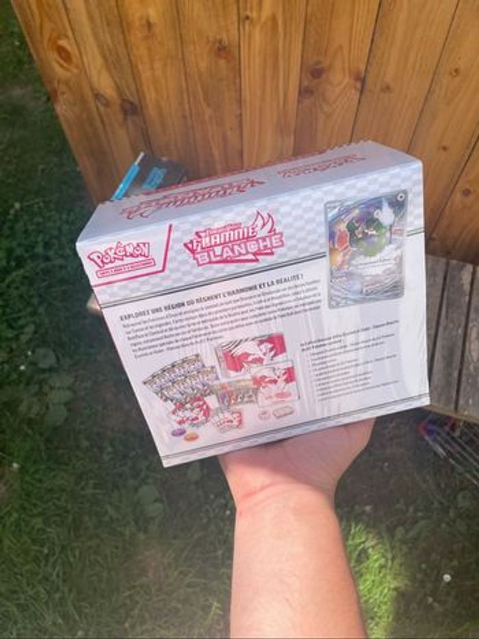 ETB Pokémon 10.5 Flamme Blanche - Parfait état - photo numéro 9
