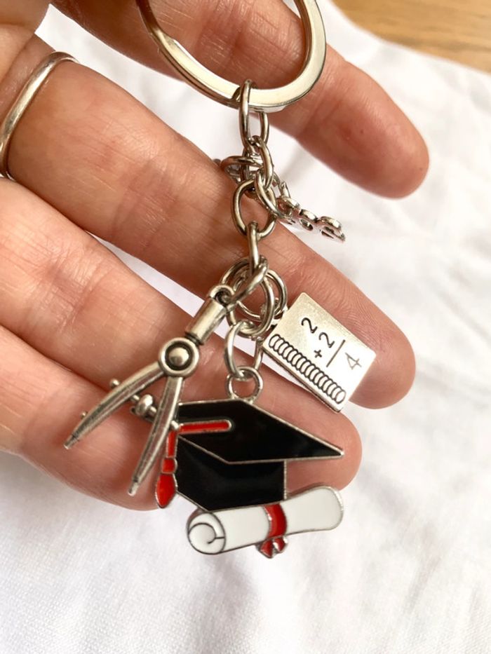 Porte-clés avec charms pour cadeau réussite études 2025 - photo numéro 2