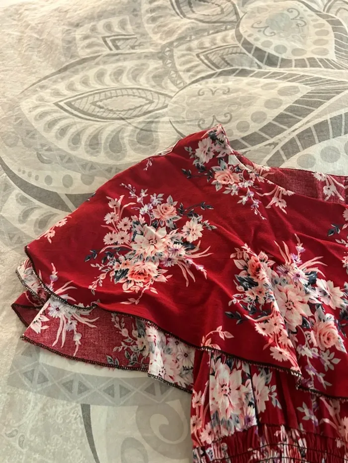 Très jolie robe de couleur rouge à motifs fleuris - photo numéro 3