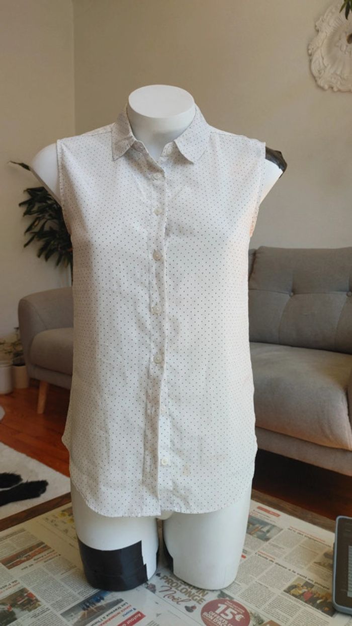 Chemise sans manche à pois noir sur fond blanc noué à la taille - photo numéro 6